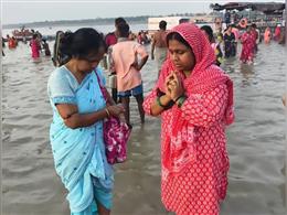 प्रयागराज में गुरु पूर्णिमा पर उमड़ा आस्था का सैलाब, श्रद्धालुओं ने संगम में लगाई पवित्र डुबकी