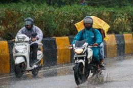 Monsoon: दिल्ली-एनसीआर में देर रात से हो रही बारिश, बादलों के कारण तापमान में गिरावट दर्ज