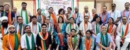 51 रचनाकार तिरंगा पटका एवं स्मृति चिन्ह से सम्मानित  पुस्तक ‘कुछ पल तुम्हारे चाहिए’ का विमोचन