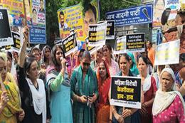 दिल्ली लक्ष्मी योजना के विरोध पर भाजपा का आप विधायकों के घर के बाहर प्रदर्शन, आपत्तियों पर माफी मांगने की मांग
