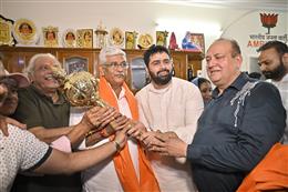 अक्षय शर्मा के घर पहुंचे गजेंद्र सिंह शेखावत  अमृतसर पहुंचने पर किया खास स्वागत,  घर पर हुई राजनीतिक चर्चा