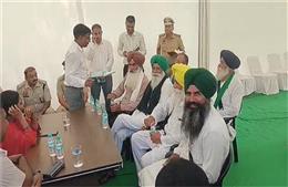 किसानों और सरकार के बीच बातचीत शुरु, दिल्ली कूच को लेकर हरियाणा पुलिस ने खनोरी बार्डर किया हुआ सील