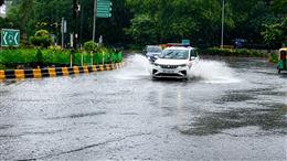 दिल्ली-NCR में झमाझम बारिश से कई जगहों पर जलभराव की स्थिति, आंधी-तूफान और बिजली गिरने का रेड अलर्ट जारी