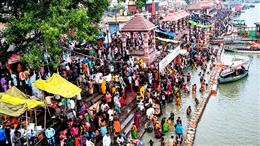 सावन पूर्णिमा पर अयोध्या में उमड़ा आस्था का सैलाब, सरयू में श्रद्धालुओं ने लगाई पवित्र डुबकी