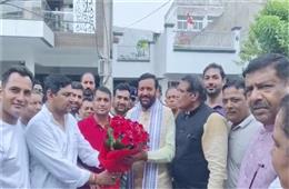 UPSC में तीसरी रैंक हासिल करने वाले एकांश ढुल से मिले CM नायब सैनी, बातचीत कर दी बधाई...