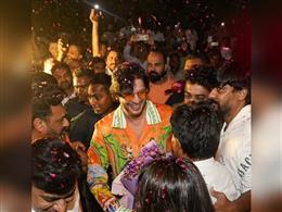 चंकी पांडे ने वडोदरा पहुंचकर लूटी महफिल, बोले- बच्चे जैसा महसूस कर रहा था