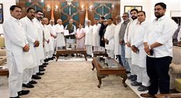 विधानसभा में विधायकों से कथित दुर्व्यवहार की निष्पक्ष जांच की मांग, हुड्डा के नेतृत्व में राज्यपाल को सौंपा ज्ञापन