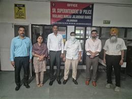 विजिलेंस ब्यूरो ने सेवा केंद्र नूरमहल के हेल्प डेस्क कर्मचारी महेश कुमार को 7,000 रुपये रिश्वत लेते रंगे हाथों किया काबू