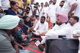 वड़िंग ने गुलजार सिंह के परिवार को नौकरी के नाम पर ठगने के लिए आप सरकार की कड़ी निंदा की