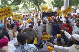 चुनावों से पहले ईडी के छापों के विरुद्ध 'आप' नेताओं और कार्यकर्ताओं का प्रदर्शन, ईडी की टीम का घेराव करके बीजेपी की केंद्र सरकार के खिलाफ की नारेबाजी