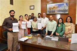 डॉ. बलबीर सिंह ने छह नवनियुक्त खाद्य सुरक्षा अधिकारियों को सौंपे नियुक्ति पत्र