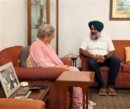पंजाब कांग्रेस के नवनियुक्त अध्यक्ष परगट सिंह ने की पूर्व पीएम मनमोहन सिंह की पत्नी से मुलाकात, लिया आशीर्वाद