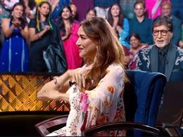 'केबीसी' में माधुरी दीक्षित की शानदार एंट्री, अमिताभ बच्चन की फरमाइश पर 'काहे छेड़ छेड़ मोहे' पर किया डांस
