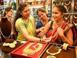सकारात्मक वैश्विक संकेतों से कीमती धातुओं को मिला सपोर्ट, सोने-चांदी में करीब 1.5 प्रतिशत तक की बढ़त