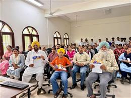 विधायक कुलजीत सिंह रंधावा ने डेराबस्सी, लालड़ू और लोहगढ़ के सरकारी स्कूलों में मेगा अभिभावक-अध्यापक मिलनियों में की शिरकत