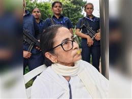 हिरासत में ममता बनर्जी, मुंह पर बैंड-ऐड लगाकर कर रही थीं विरोध-प्रदर्शन