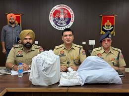 पठानकोट में सीमा पार से चल रहे तस्करी मॉड्यूल से संबंधित एक महिला सहित दो संचालक काबू; 7.8 किलो हेरोइन बरामद