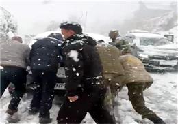 हिमाचल पुलिस को सलाम! लाहौल-स्पीति में भारी बर्फबारी के बीच फंसे सैंकड़ों पर्यटक, DSP ने संभाला मोर्चा...100 वाहन रैस्क्यू