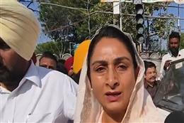 परविंदर झोटा हत्याकांड: मानसा में परिजनों से मिलीं हरसिमरत कौर बादल, कांग्रेस-भाजपा भी भगवंत मान पर हमलावर