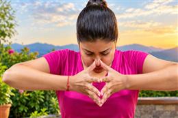 चेहरे की झुर्रियों से हैं परेशान? रोज करें कपोल शक्ति विकासक क्रिया