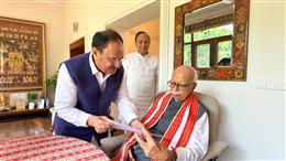 केंद्रीय मंत्री जेपी नड्डा ने अपोलो अस्पताल पहुंचकर लालकृष्ण आडवाणी का हाल जाना