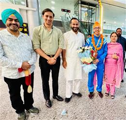 जूनियर विश्व बैडमिंटन चैंपियनशिप में कांस्य पदक जीतकर पंजाब लौटे जगशेर सिंह खंगूड़ा का भव्य स्वागत