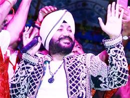 दलेर मेहंदी को मंत्री ने मंच पर लगाई फटकार, भड़के सोशल मीडिया यूजर्स; ‘बोले जा रहा है कुछ भी...’