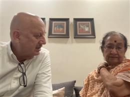 अनुपम खेर ने शेयर किया इमोशनल नोट, कहा- मां से मिले दो महीने हो गए, पूछ रही हैं, 'तू कब आएगा?'